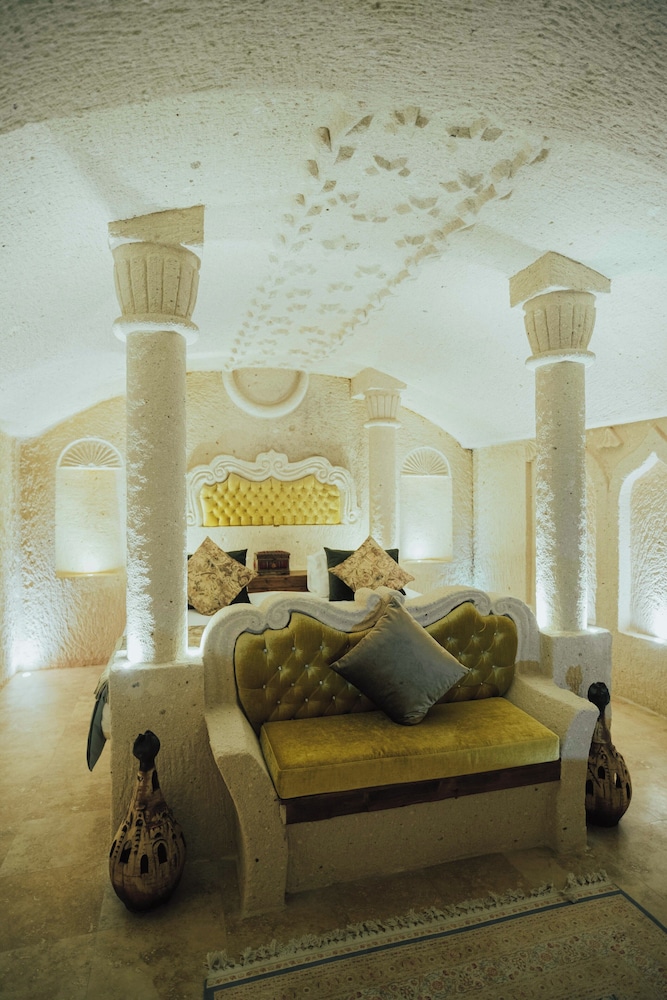 King Cave Suite with Stone Bathtub - Photo 8