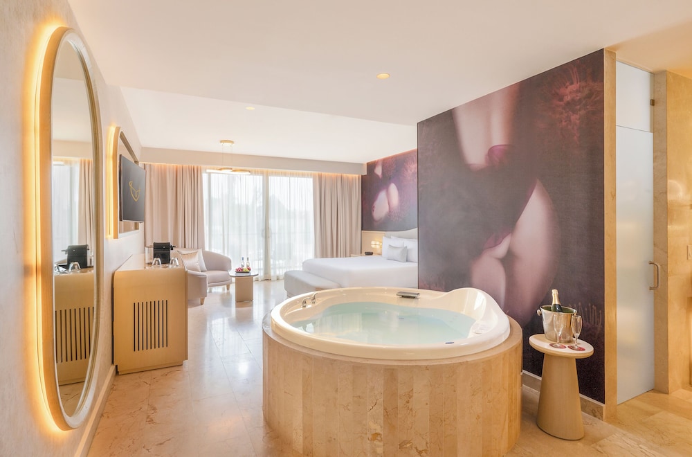 Beloved Pool View Jacuzzi Suite photo 2