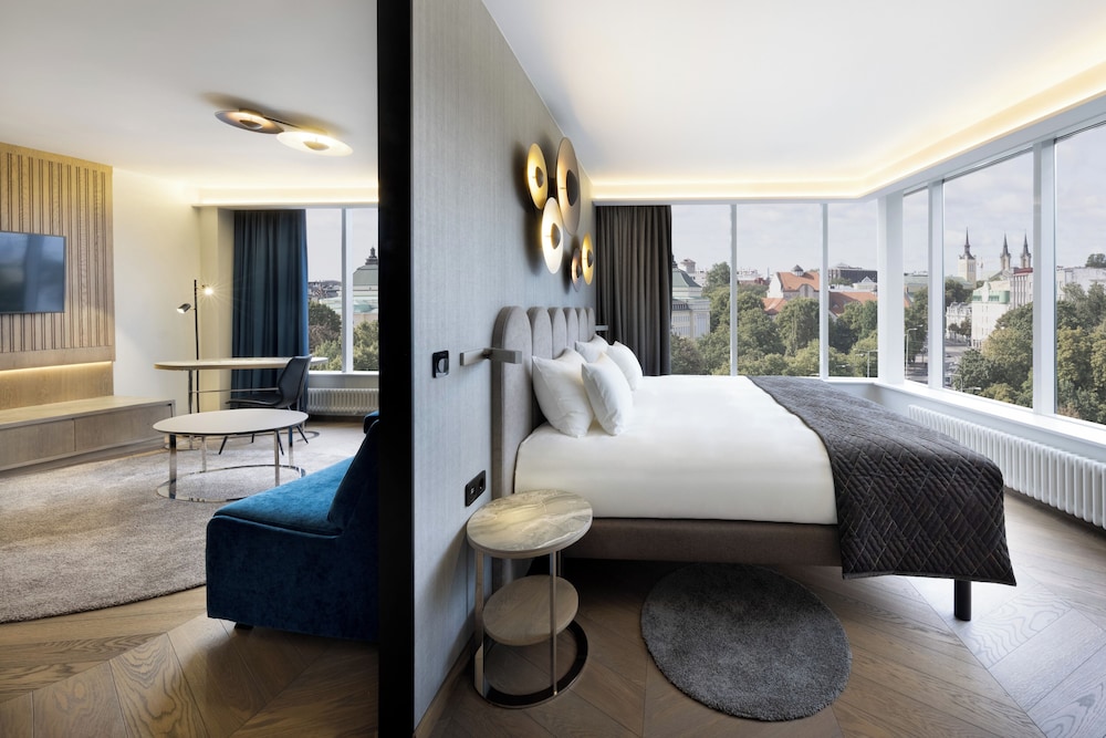 Suite, 1 King Bed, City View, Corner - Photo 1