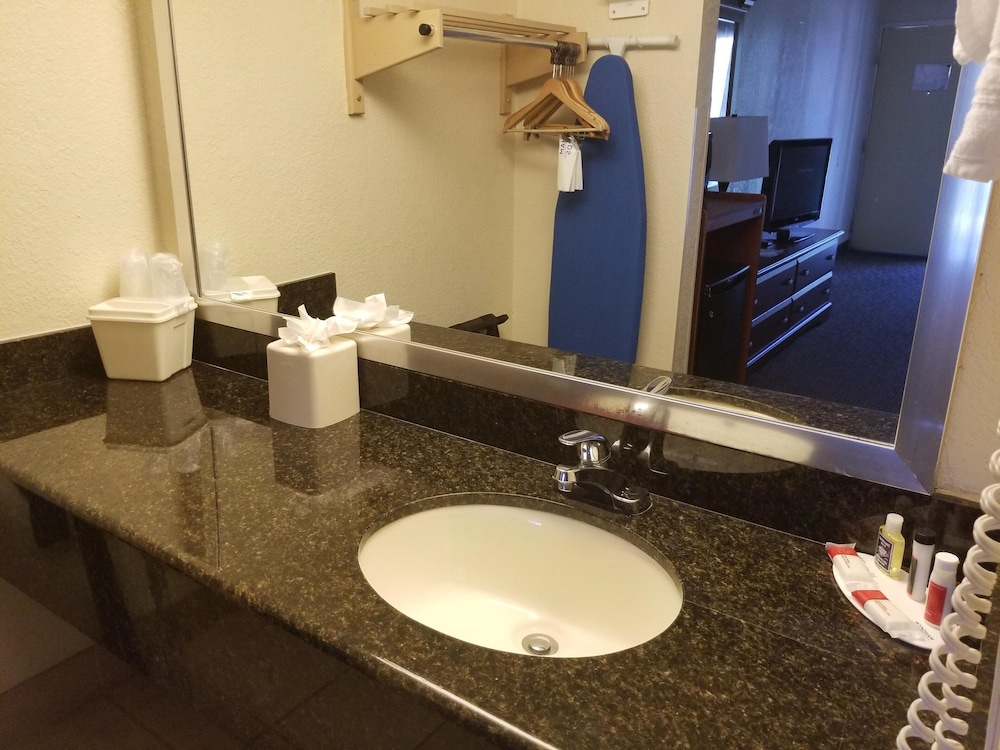 Room, 2 Double Beds, Microwave, Pool View photo 2