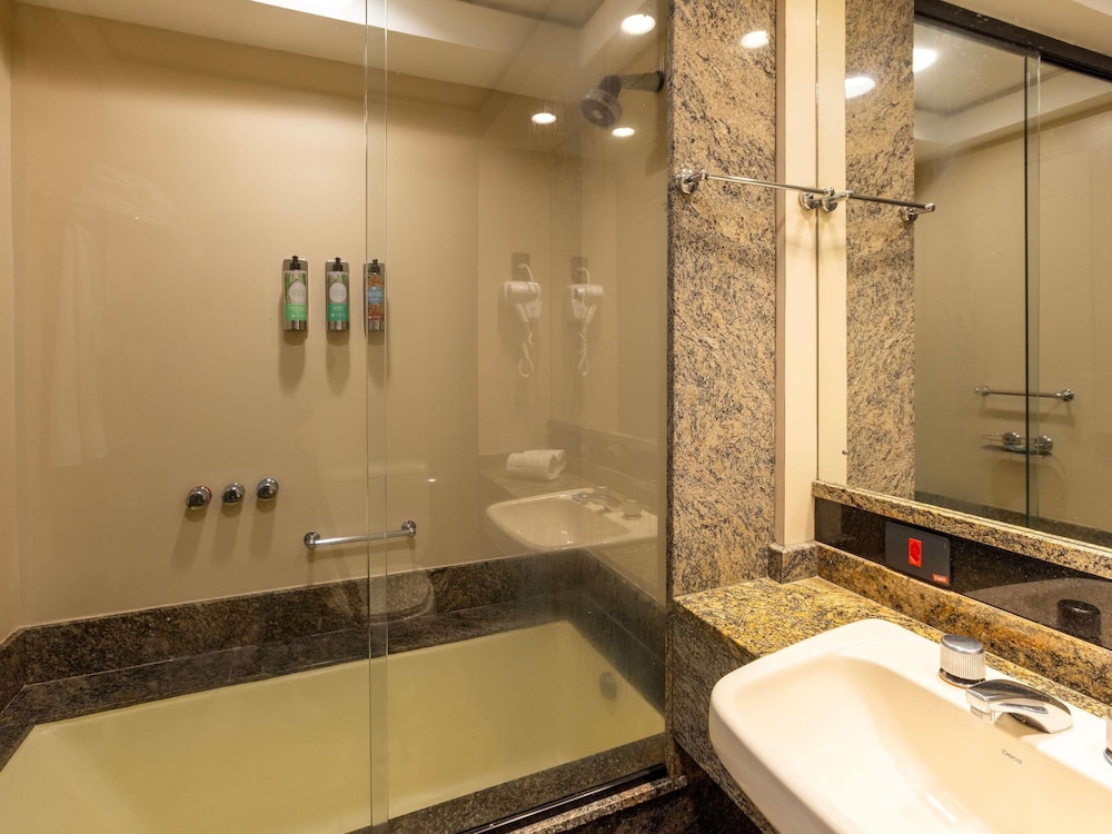 Executive Suite, 1 King Bed, Bathtub - Photo 4
