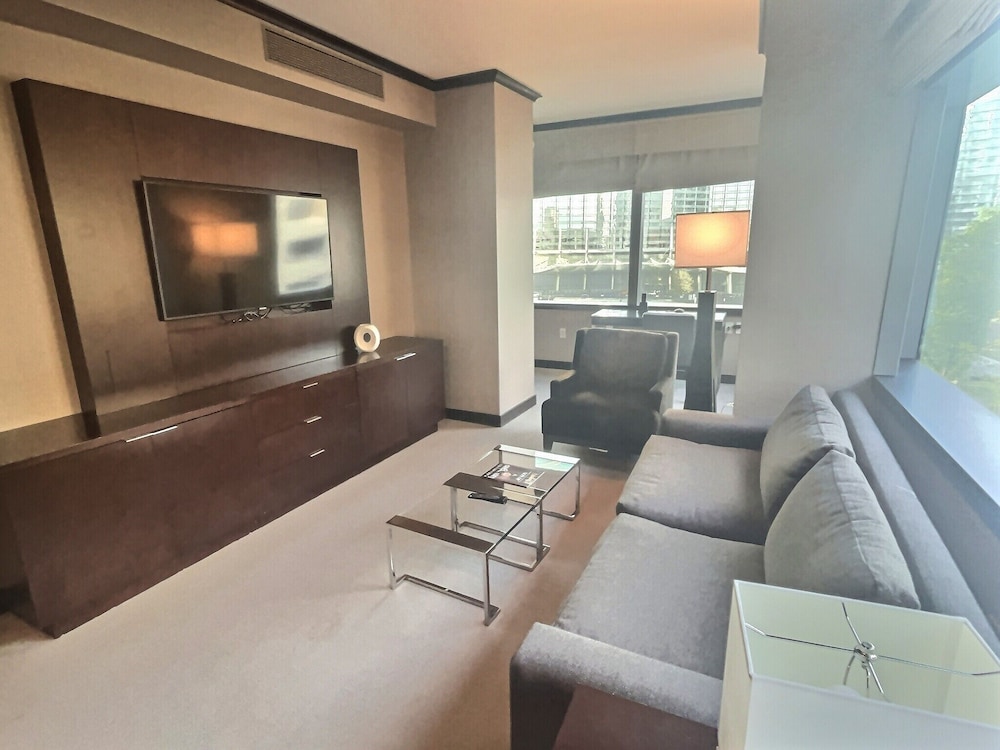 Executive Corner Suite Lower - 1BR - Photo 10