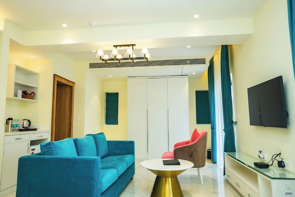 Suite - Photo 5