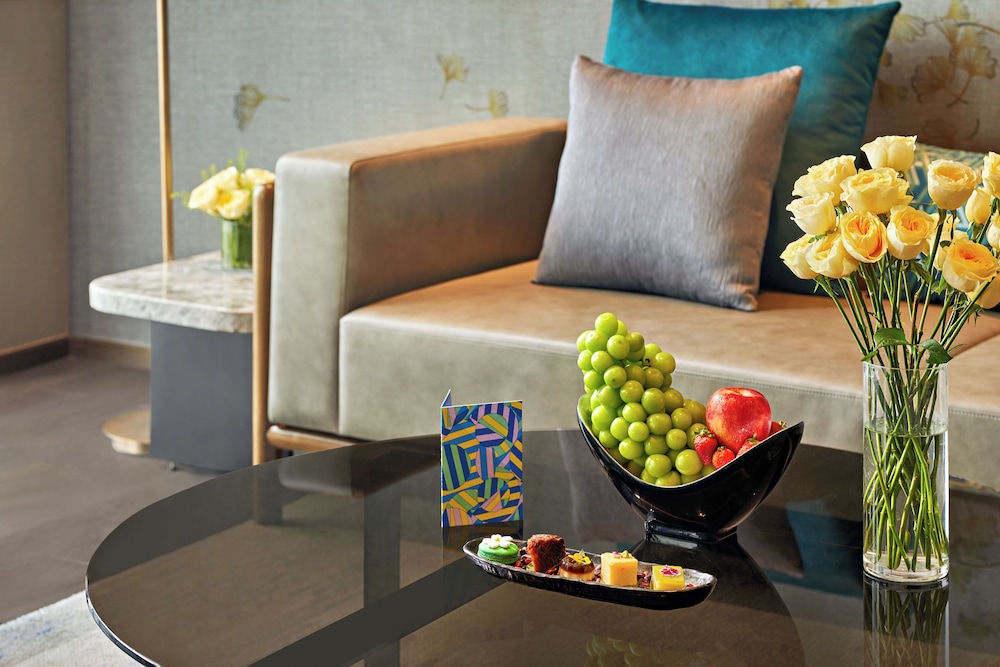 Deluxe Suite, 1 Double Bed, Club Lounge Access photo 3