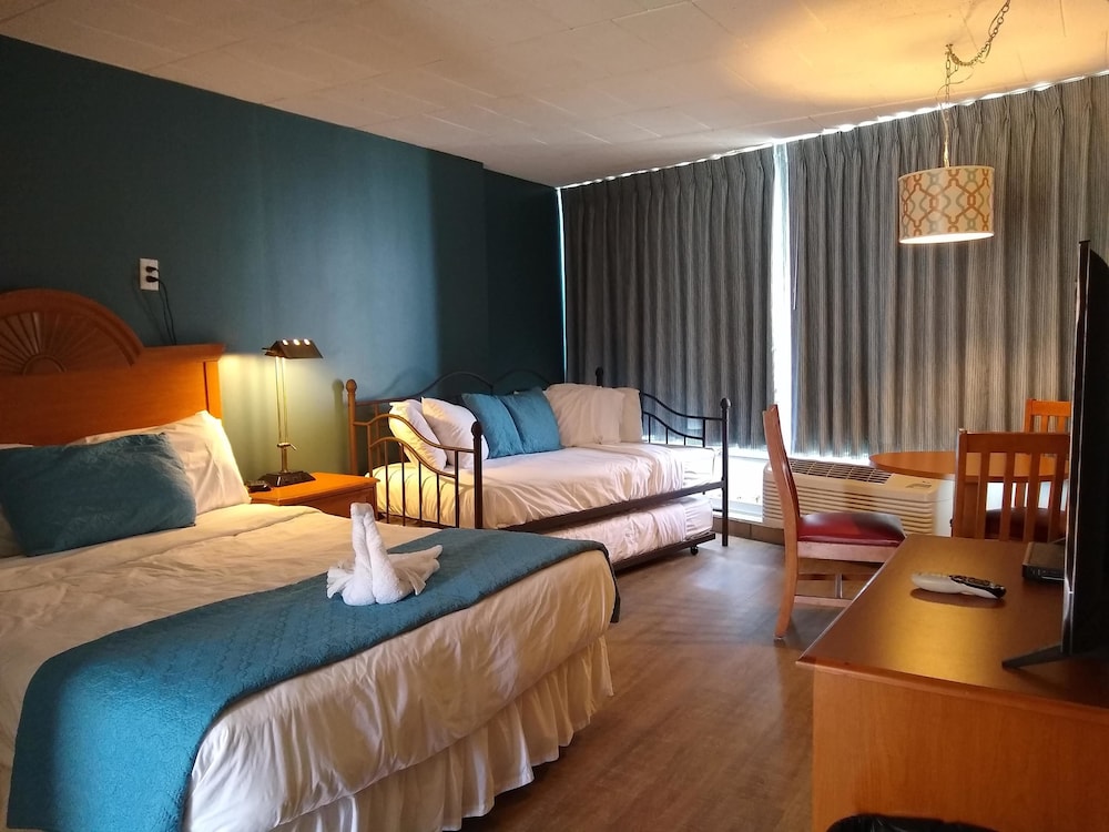 Family Room with 1 Queen Bed, Daybed & Trundle Bed photo 1