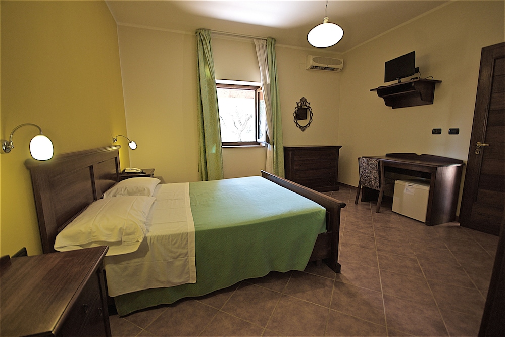 Standard Double Room - Photo 9