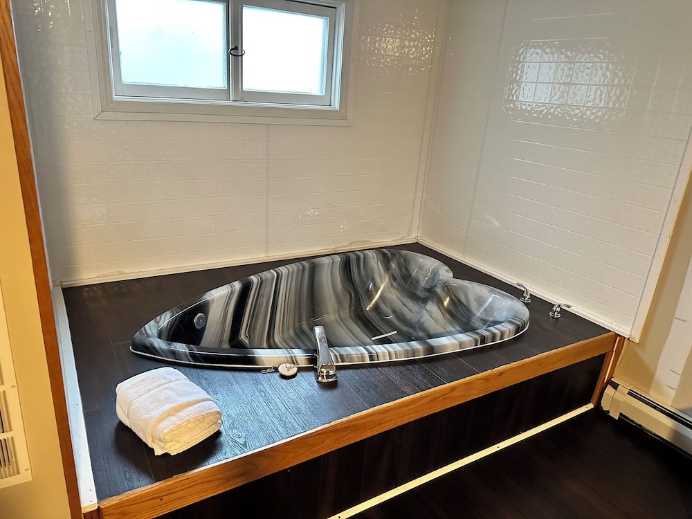 Lodge, Superior Single Room, 1 King Bed, Jacuzzi photo 3