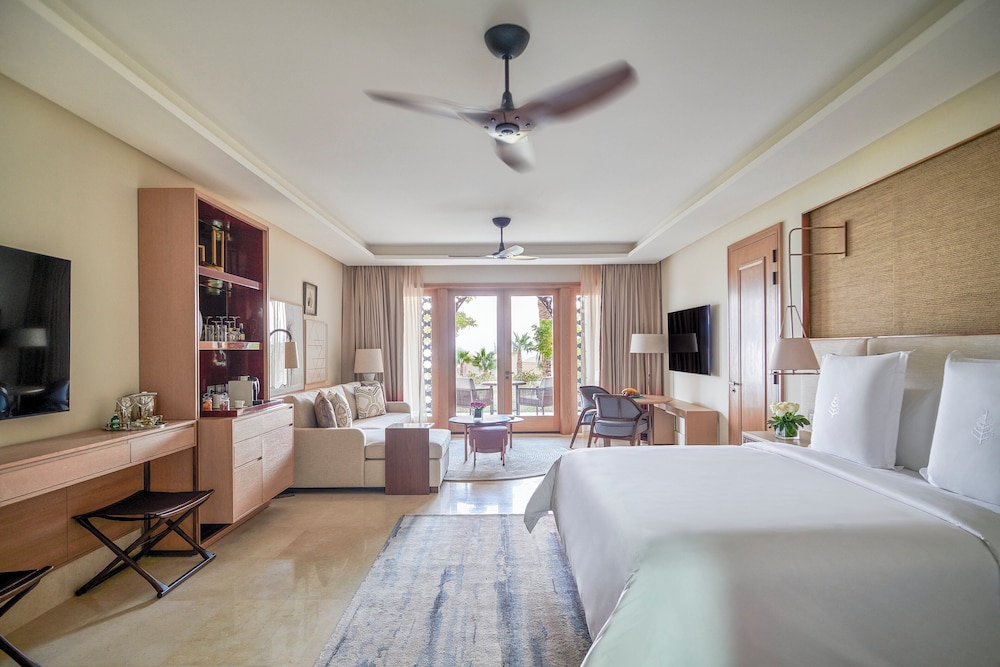 Premier Room, 1 King Bed (Island View) - Photo 7
