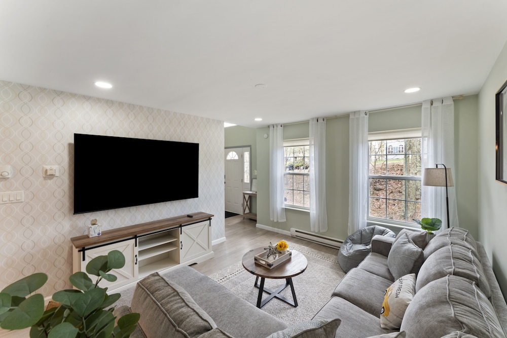 House, 6 Bedrooms photo 2