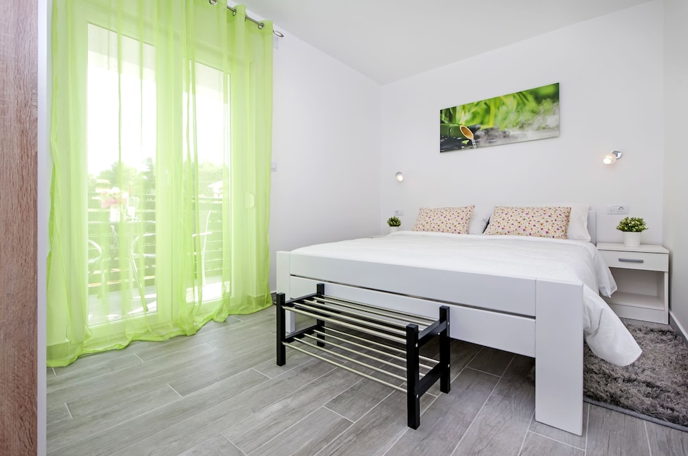 Apartment (Green)
