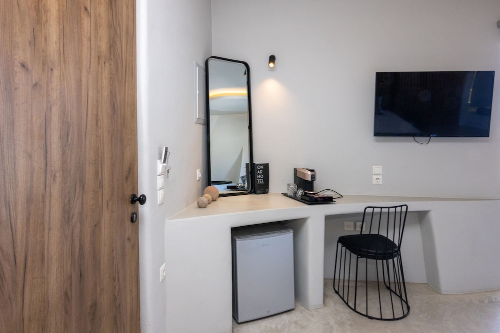 Deluxe Suite with Panoramic Sea View - Photo 10