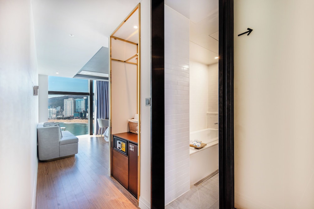 Panorama Suite Room -Breakfast Included,Unlimted StarbucksCoffee Bean,OTT Available,15PM CI /13PM CO - Photo 9