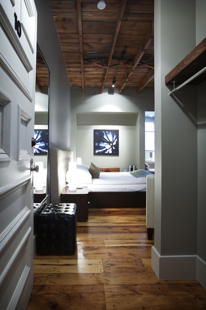 Deluxe Room, 1 Queen Bed, Private Bathroom photo 1