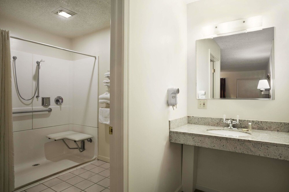 Room, Accessible - Photo 5