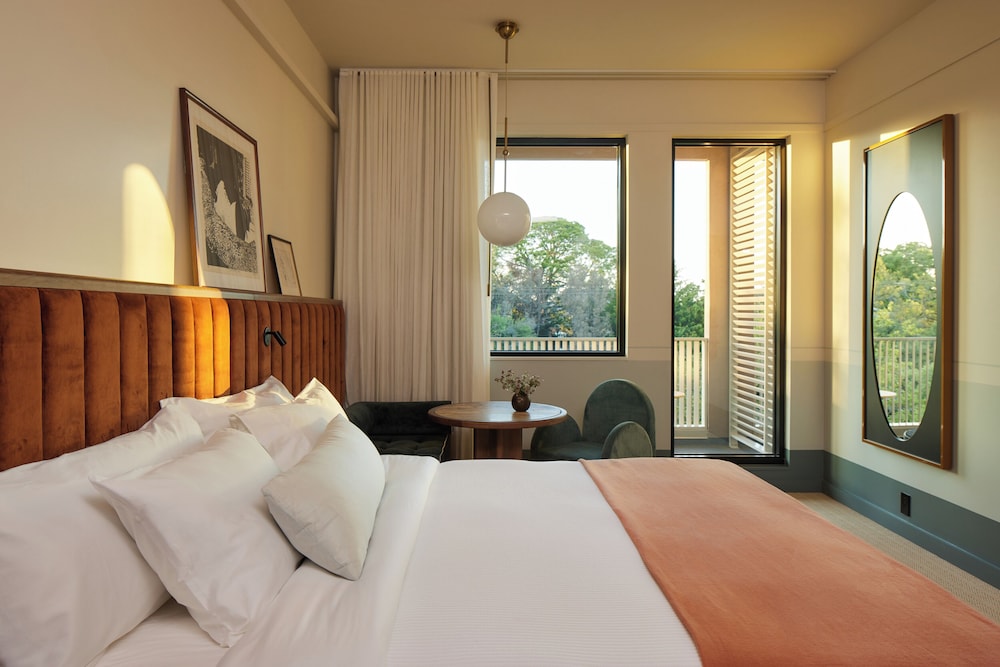 Standard Room, 1 King Bed, Balcony, Courtyard View