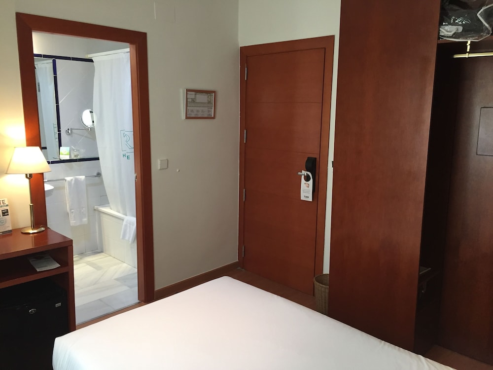 Room - Photo 6