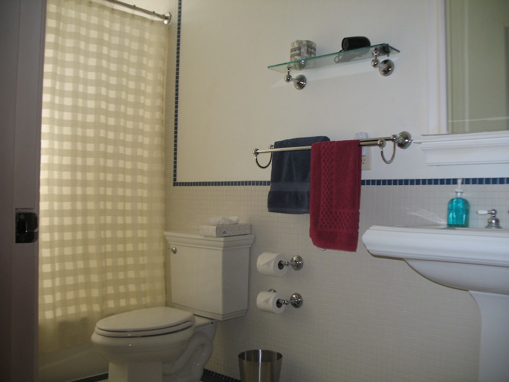 Standard Room, 1 King Bed photo 3