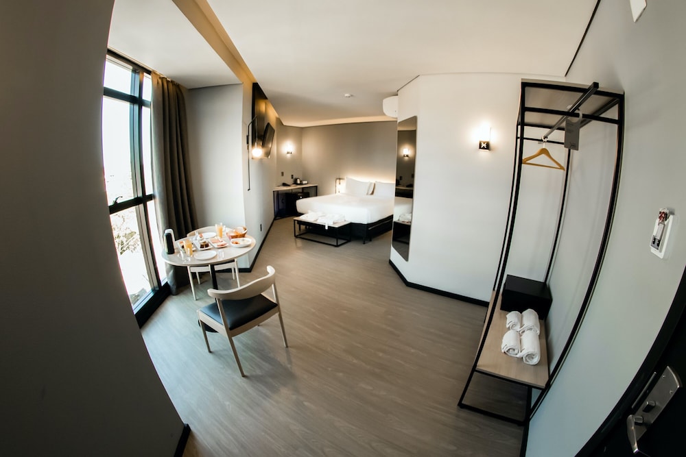 Suite - Photo 5