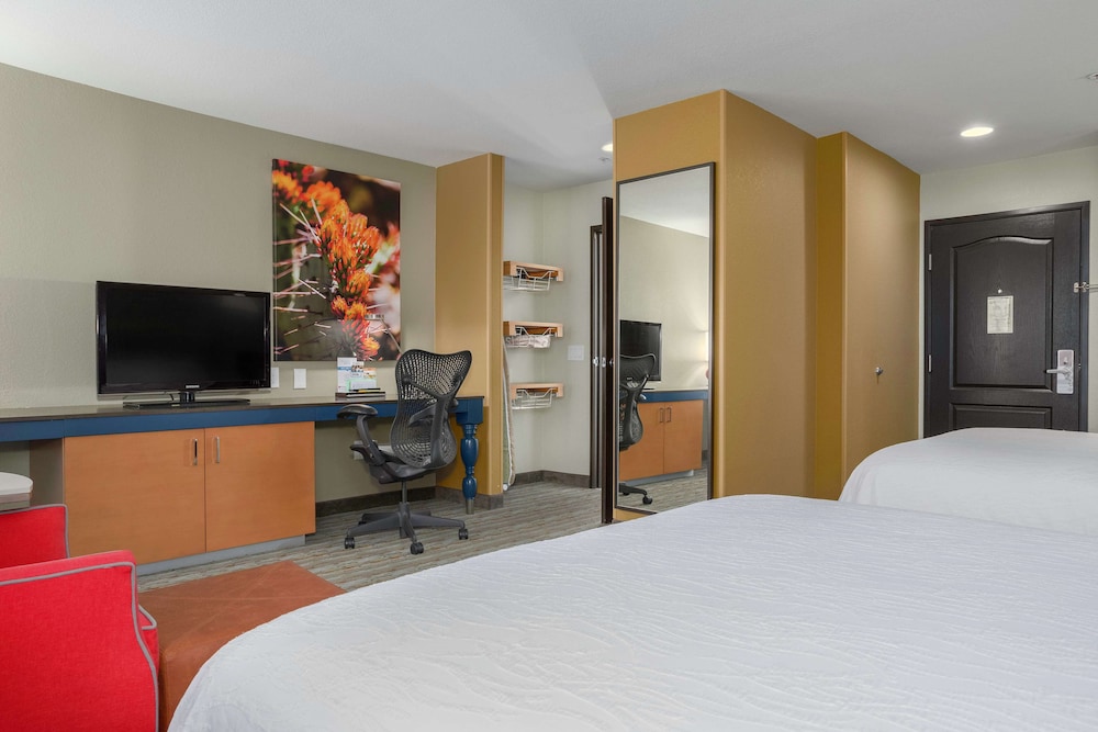 2 Queen Beds, Accessible w/ Tub - Photo 2