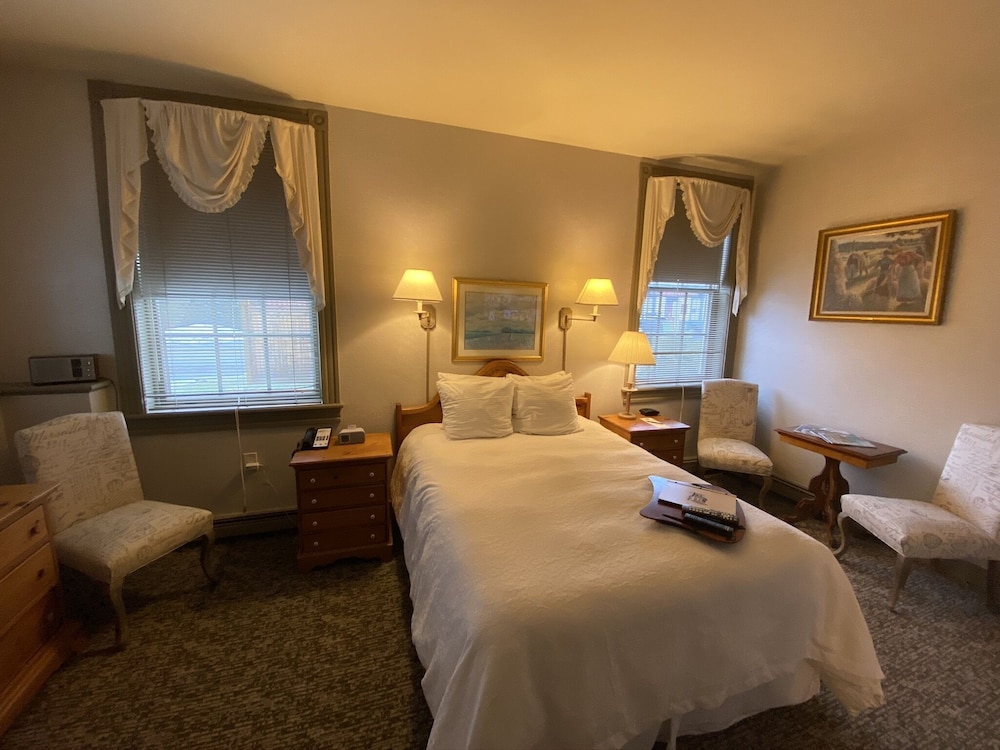 1 Queen Bed (Handicap Accessible) photo 2