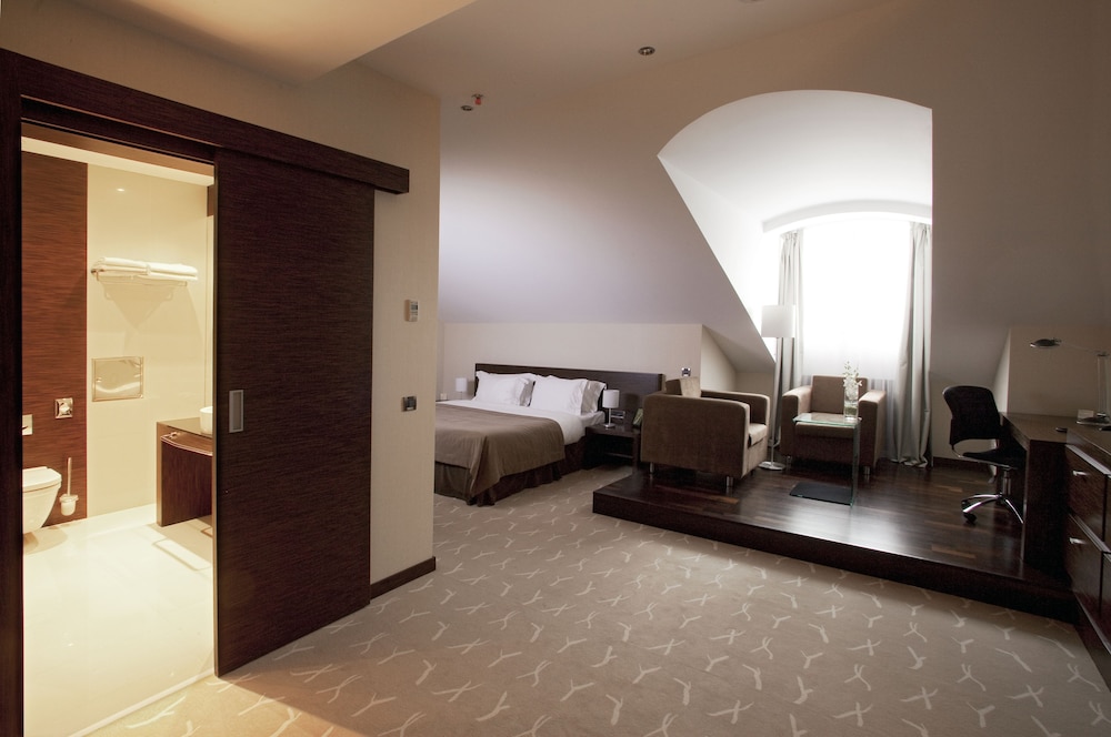 Deluxe Room, 1 Queen Bed photo 2