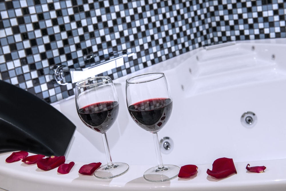 Deluxe Suite, Jetted Tub thumbnail 6