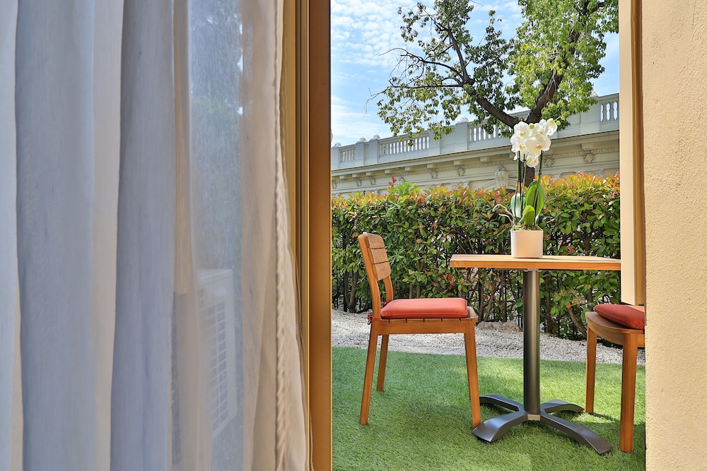 Deluxe Room, Garden View - Photo 10