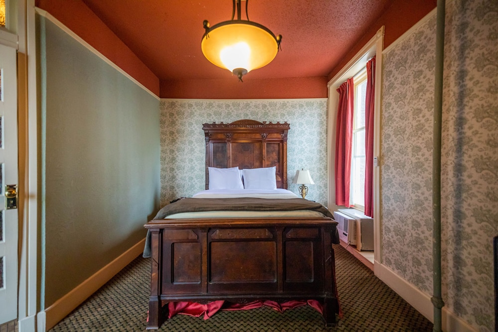 Standard Single Room, 1 Queen Bed (Victorian) photo 3