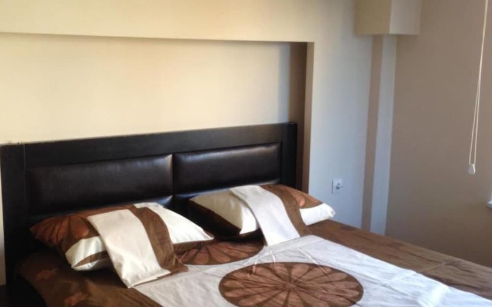 Standard Apartment, 3 Bedrooms, Courtyard View photo 3