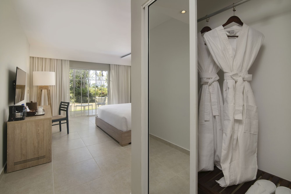 Standard Room, 1 King Bed, Garden View - Photo 8