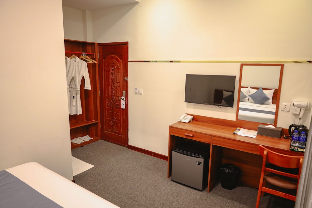 Deluxe Double Room, 1 Queen Bed, Non Smoking, City View photo 2