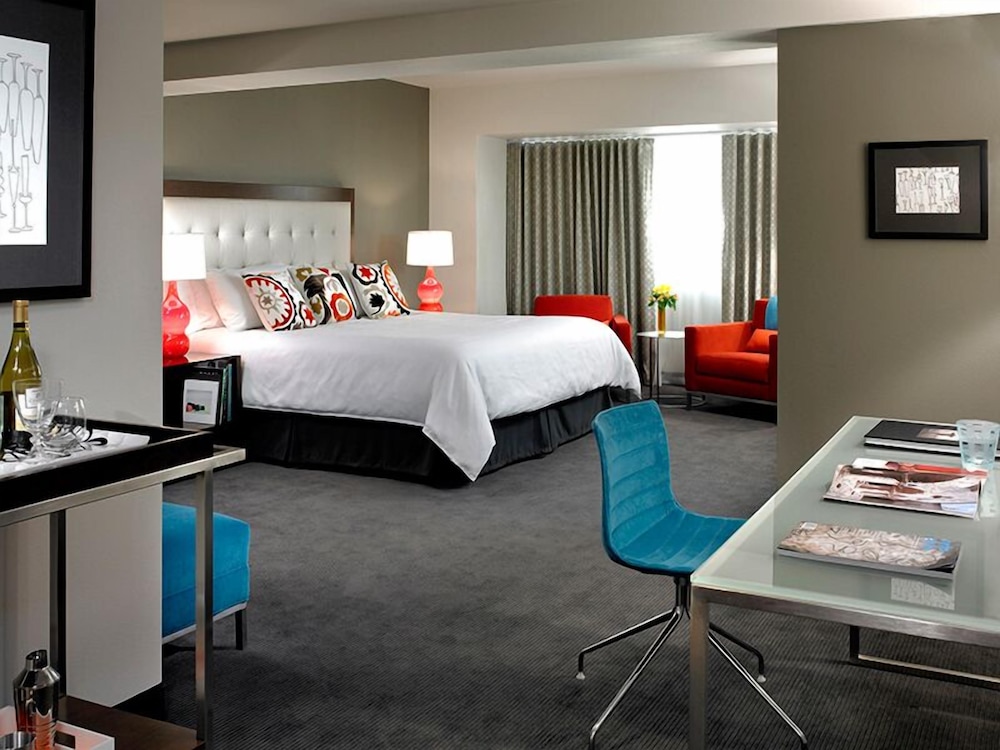 Superior Suite, 1 King Bed (Corner King) photo 3