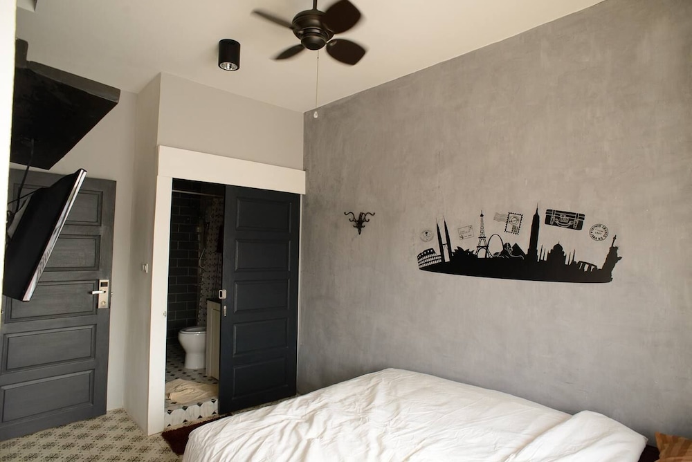 Economy Room, 1 Queen Bed, Non Smoking photo 3