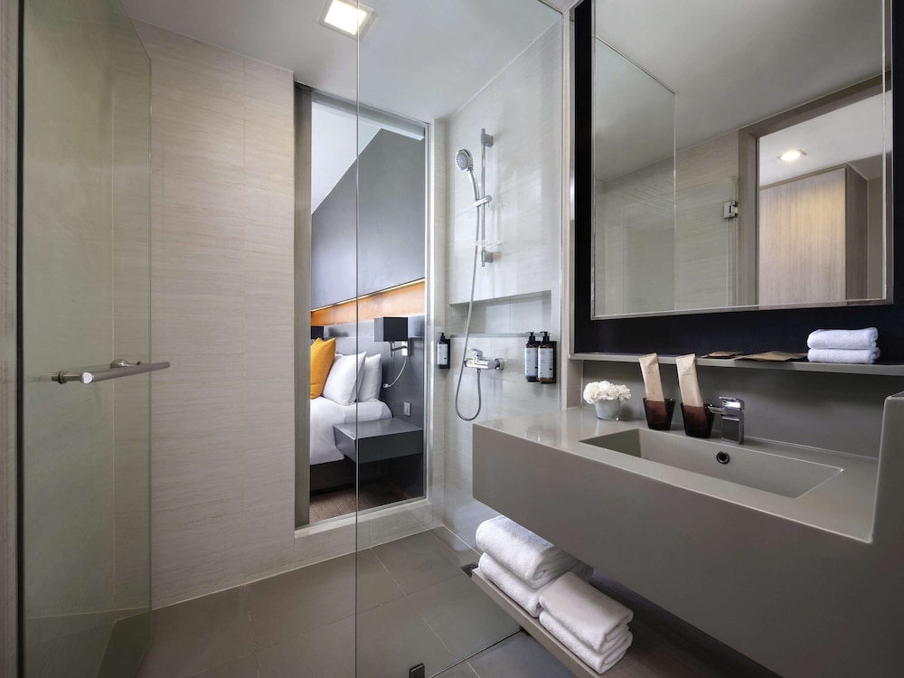 Deluxe Room, 1 Queen Bed thumbnail 5