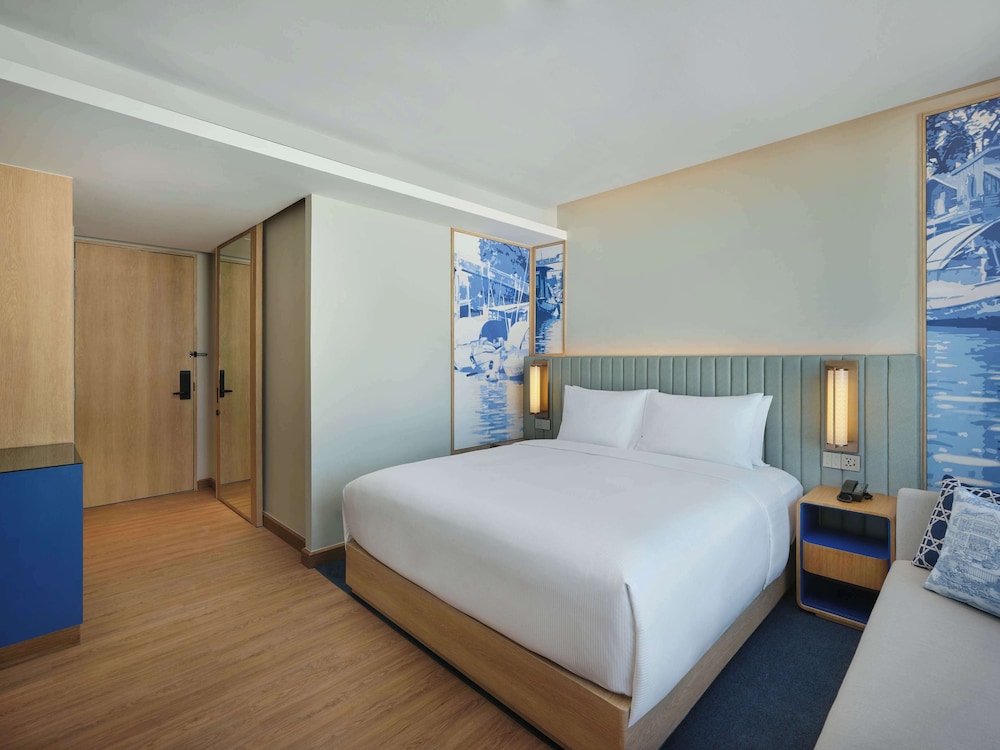 Deluxe Room, 1 King Bed (Partial River View) photo 3