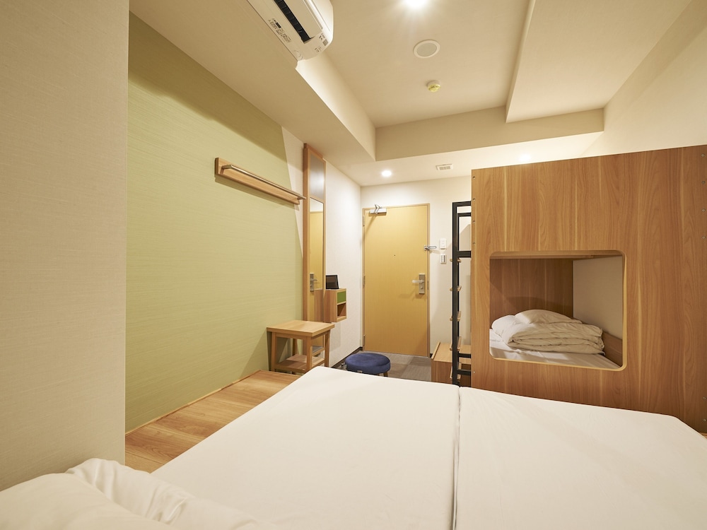 Private Quadruple Room with Shared Bathroom, Bunk Bed and Twin Bed photo 3