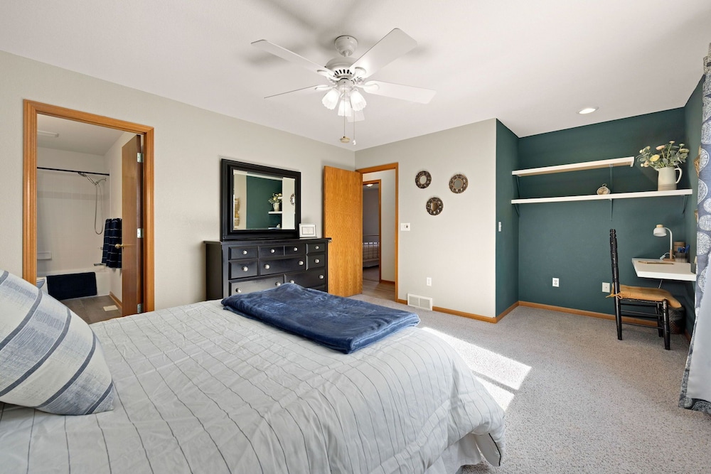 House, Multiple Beds, Patio, Garden View (2719 Daffodil Place) photo 1