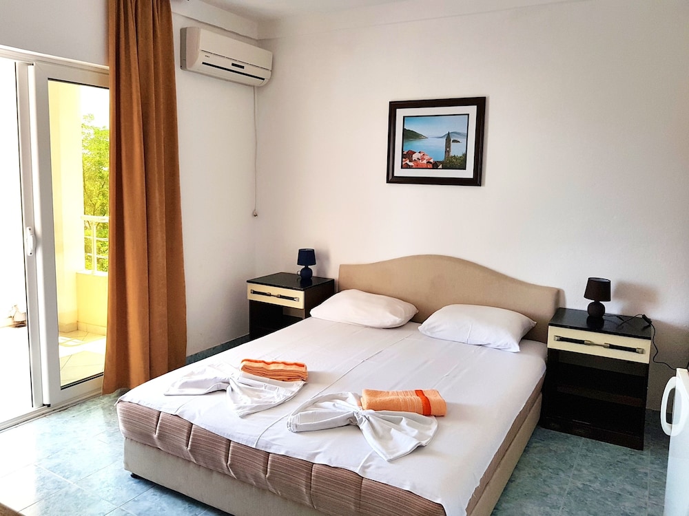Basic Quadruple Room, Partial Sea View