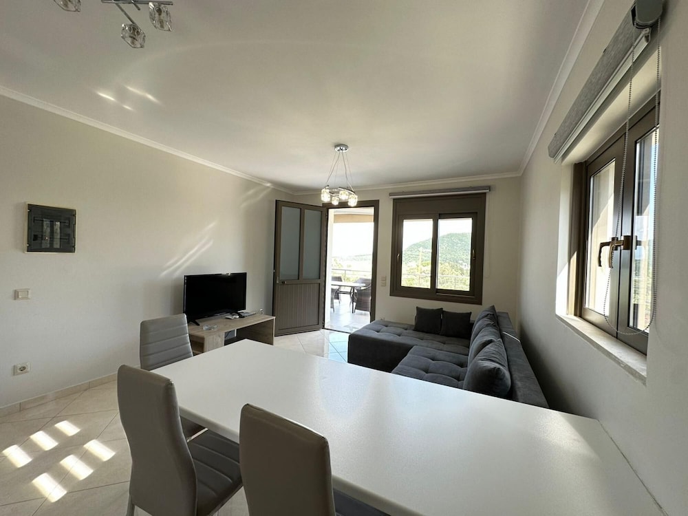 Suite, Smoking photo 1
