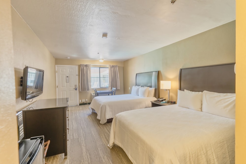 Standard Quadruple Room, 2 Queen Beds, Non Smoking, photo 6