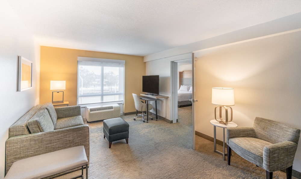 Suite, 1 Bedroom - Photo 1