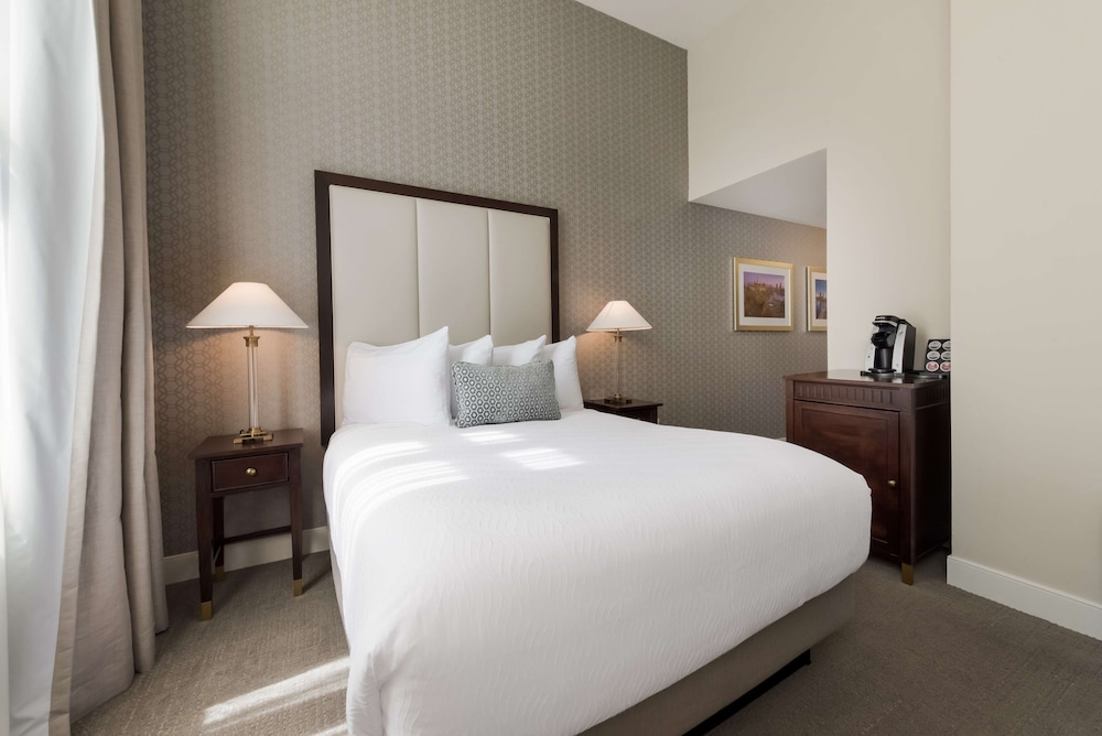 Standard Room, 1 Queen Bed, Non Smoking (Shower Only)