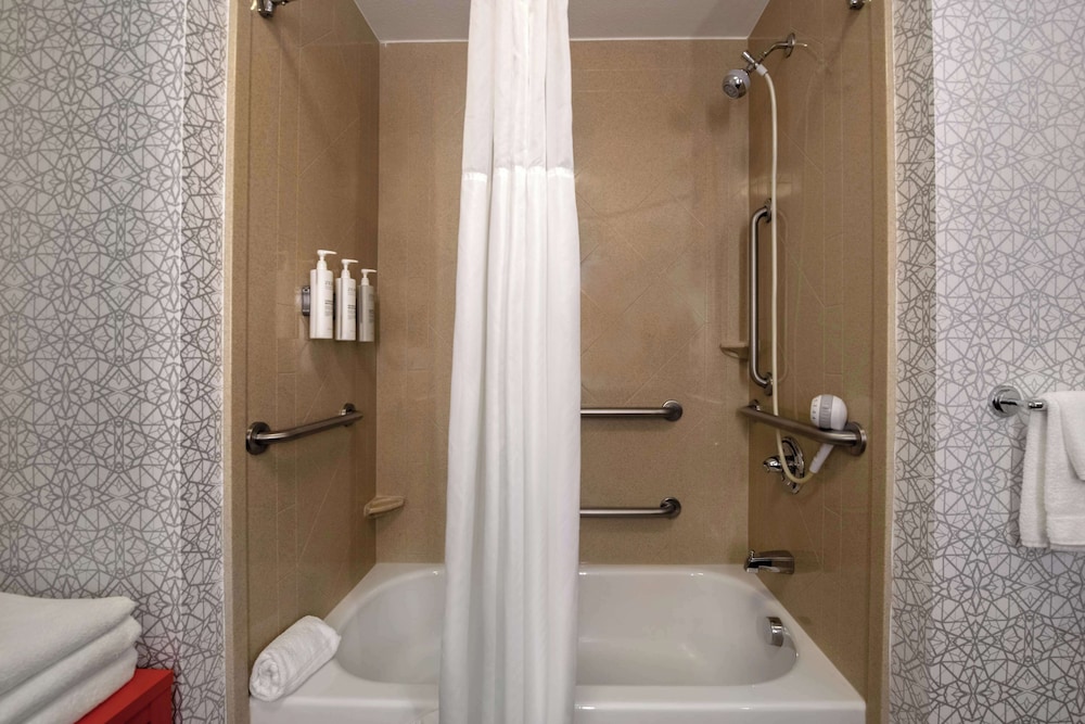 Room, 2 Queen Beds, Accessible, Bathtub photo 2