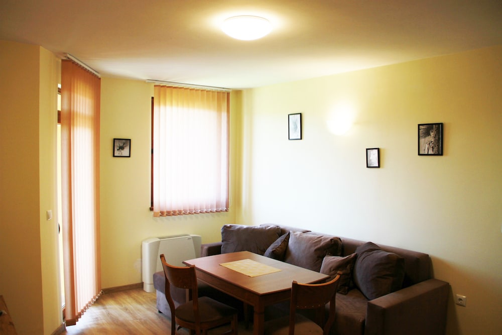 Deluxe Studio Suite, 1 Bedroom, Balcony, Mountain View photo 3