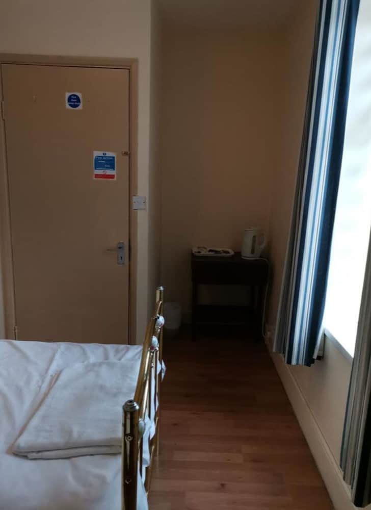 Standard Twin Room, 2 Twin Beds (Shared) photo 3