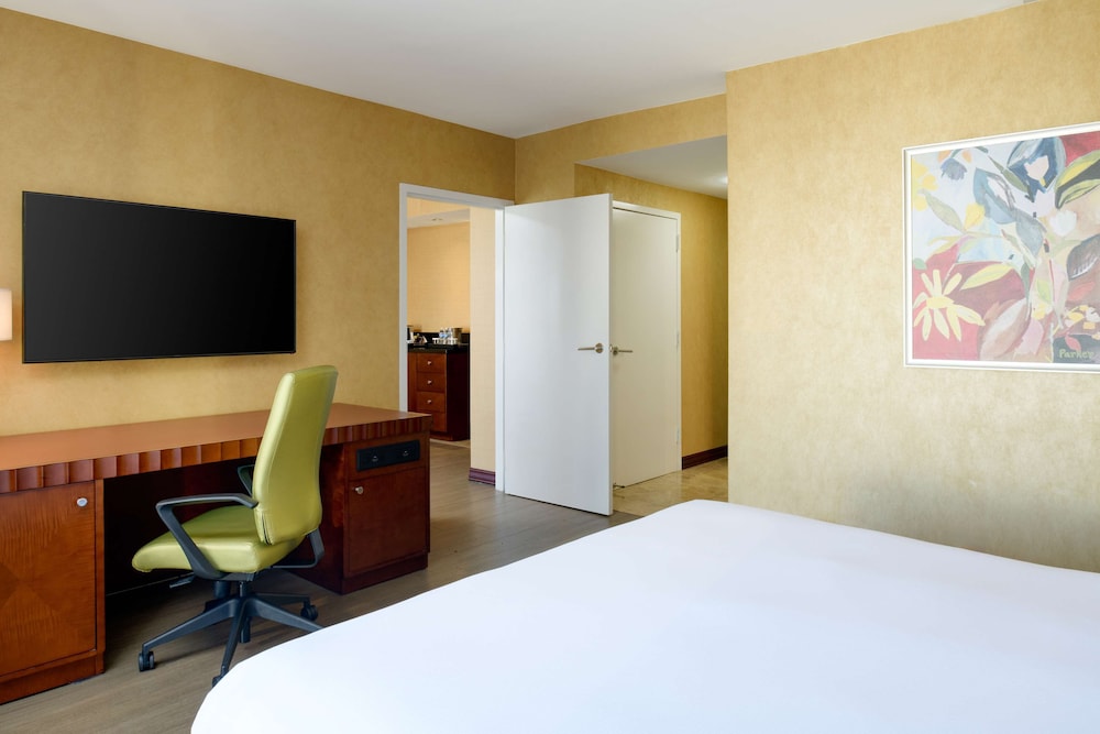 Suite, 1 King Bed, Accessible (Mobility & Hearing, Bathtub) - Photo 4