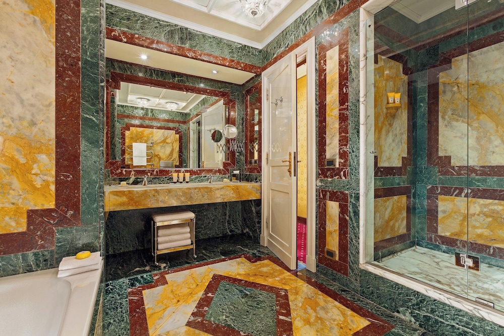 Grand Room, 1 King Bed thumbnail 6