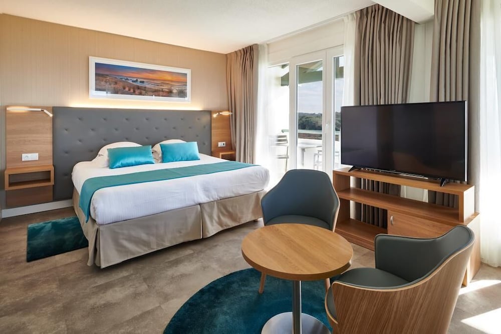 Junior Double Room, Balcony, Partial Sea View photo 2