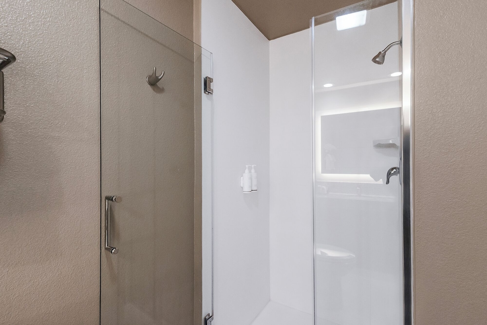 Deluxe Suite, 1 King Bed, Non Smoking, Jetted Tub - Photo 7
