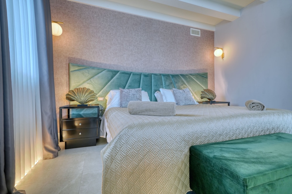 Royal Suite, 1 Bedroom, Hot Tub, Lake View - Photo 5